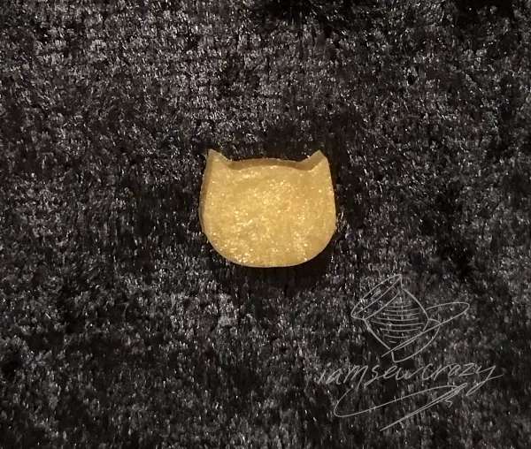cat face gold resin bead