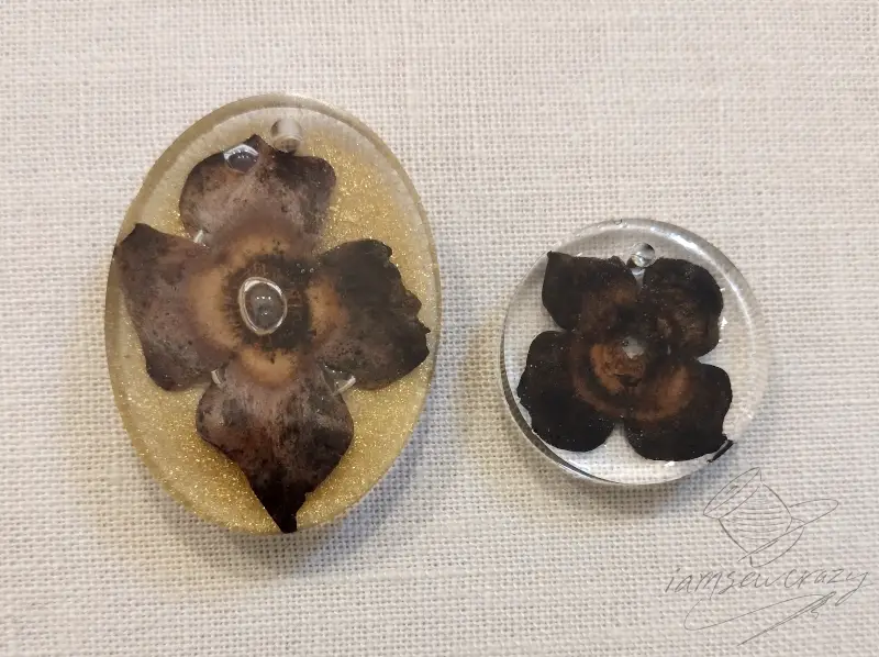painting pendant with gold resin